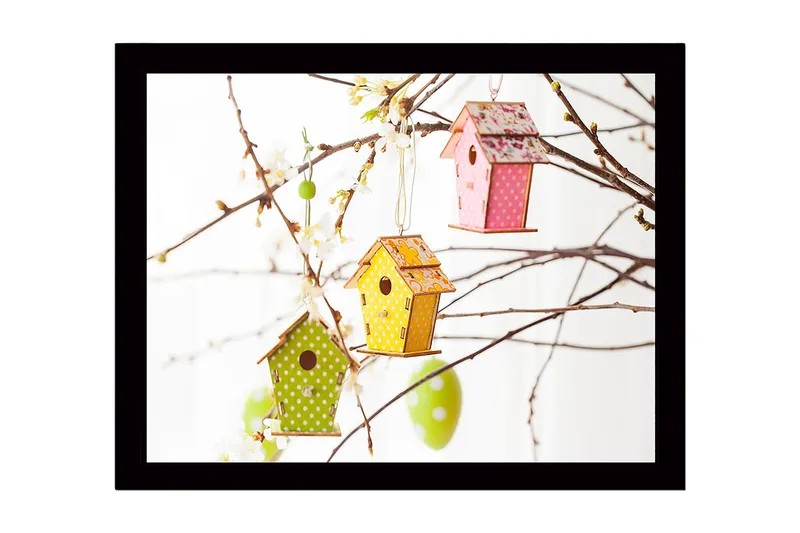 Innrammet lerretsbilde i tre - 41x56 cm - Fargerike fuglekasser hengende i blomstergrener, Grønn / Rosa / Gul