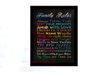 Innrammet lerretsbilde i tre - 41x56 cm - Fargerikt maleri med familieregler i forskjellige skrifttyper - Rød / Blå / Grønn - Interiør - Maleri & posters - Lerretsbilder