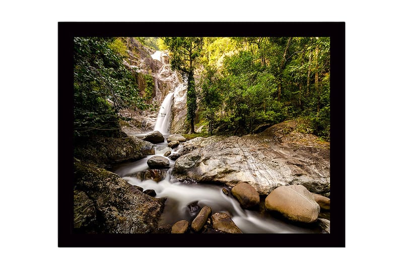 Innrammet lerretsbilde i tre - 41x56 cm - Foss som renner gjennom et frodig skogsmiljø - Grønn / Grå / Brun - Interiør - Maleri & posters - Lerretsbilder