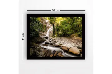 Innrammet lerretsbilde i tre - 41x56 cm - Foss som renner gjennom et frodig skogsmiljø - Grønn / Grå / Brun - Interiør - Maleri & posters - Lerretsbilder