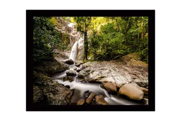 Innrammet lerretsbilde i tre - 41x56 cm - Foss som renner gjennom et frodig skogsmiljø - Grønn / Grå / Brun - Interiør - Maleri & posters - Lerretsbilder