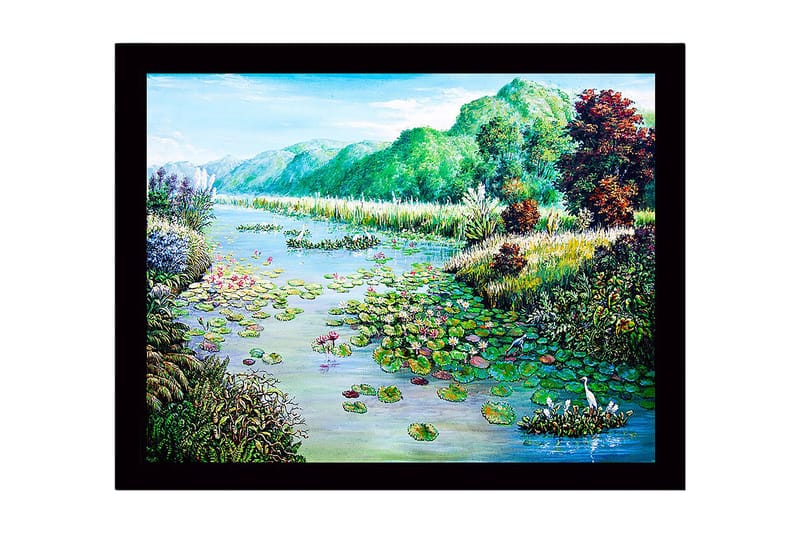 Innrammet lerretsbilde i tre - 41x56 cm - Fredelig innsjølandskap med vannliljer og omkringliggende grøntområder, Grønn / Blå / Rosa