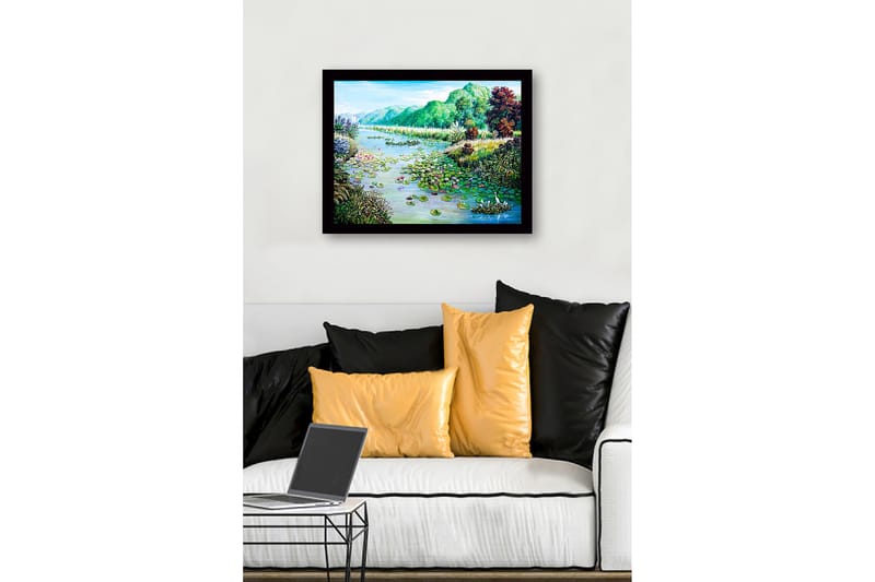 Innrammet lerretsbilde i tre - 41x56 cm - Fredelig innsjølandskap med vannliljer og omkringliggende grøntområder - Grønn / Blå / Rosa - Interiør - Maleri & posters - Lerretsbilder