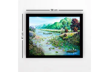 Innrammet lerretsbilde i tre - 41x56 cm - Fredelig innsjølandskap med vannliljer og omkringliggende grøntområder - Grønn / Blå / Rosa - Interiør - Maleri & posters - Lerretsbilder