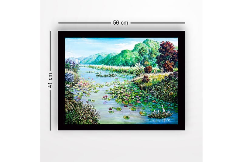 Innrammet lerretsbilde i tre - 41x56 cm - Fredelig innsjølandskap med vannliljer og omkringliggende grøntområder - Grønn / Blå / Rosa - Interiør - Maleri & posters - Lerretsbilder