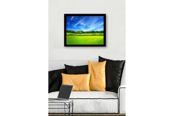 Innrammet lerretsbilde i tre - 41x56 cm - Frodig landskap med frodige enger og blå himmel - Grønn / Blå - Interiør - Maleri & posters - Lerretsbilder