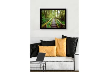 Innrammet lerretsbilde i tre - 41x56 cm - Frodig skogssti med trebroer - Grønn / Brun / Gulgrønn - Interiør - Maleri & posters - Lerretsbilder