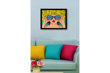 Innrammet lerretsbilde i tre - 41x56 cm - Glamorøs kvinne med store solbriller og krøllete blondt hår - Gul / Rosa / Turkis - Interiør - Maleri & posters - Lerretsbilder