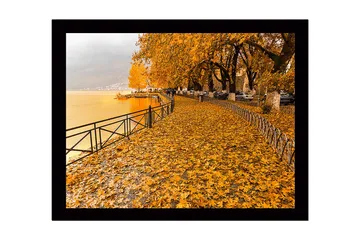 Innrammet lerretsbilde i tre - 41x56 cm - Gyllent høstlandskap ved en innsjø med blader på bakken - Gyllenoransje / Mørk gul / Grå - Interiør - Maleri & posters - Lerretsbilder