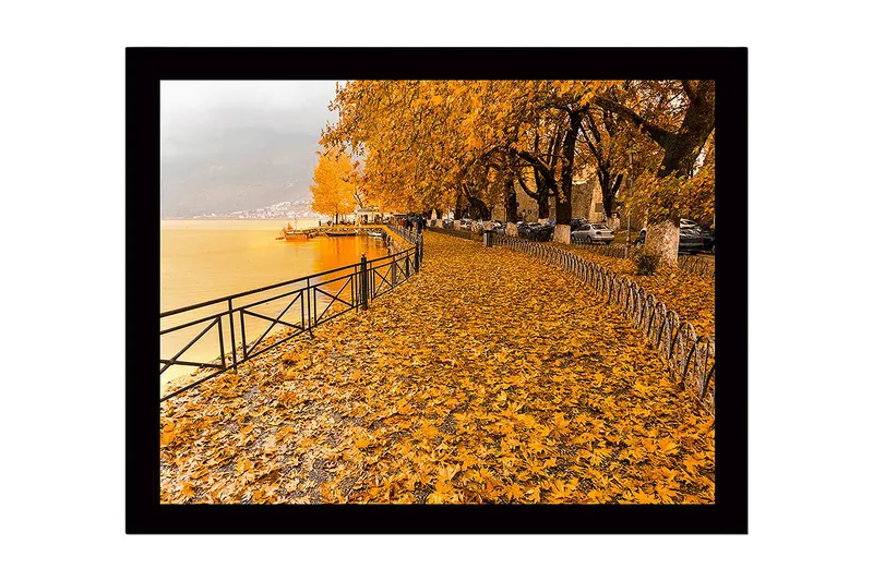 Innrammet lerretsbilde i tre - 41x56 cm - Gyllent høstlandskap ved en innsjø med blader på bakken, Gyllenoransje / Mørk gul / Grå