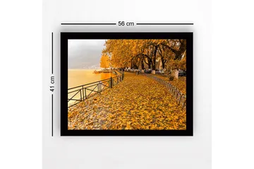 Innrammet lerretsbilde i tre - 41x56 cm - Gyllent høstlandskap ved en innsjø med blader på bakken - Gyllenoransje / Mørk gul / Grå - Interiør - Maleri & posters - Lerretsbilder