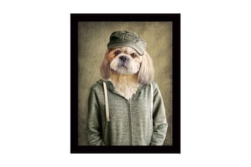 Innrammet lerretsbilde i tre - 41x56 cm - Hund med klær og lue i humoristisk portrettstil - Grønn / Beige / Brun - Interiør - Maleri & posters - Lerretsbilder