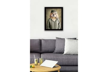 Innrammet lerretsbilde i tre - 41x56 cm - Hund med klær og lue i humoristisk portrettstil - Grønn / Beige / Brun - Interiør - Maleri & posters - Lerretsbilder