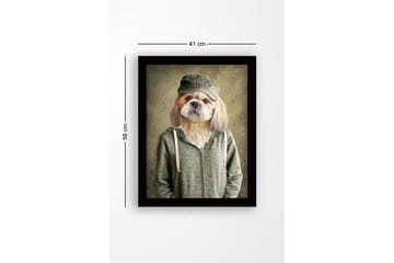 Innrammet lerretsbilde i tre - 41x56 cm - Hund med klær og lue i humoristisk portrettstil - Grønn / Beige / Brun - Interiør - Maleri & posters - Lerretsbilder