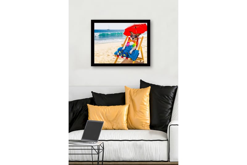 Innrammet lerretsbilde i tre - 41x56 cm - Hund slapper av på stranden i en solstol med solbriller og parasoll - Rød / Blå / Gul - Interiør - Maleri & posters - Lerretsbilder