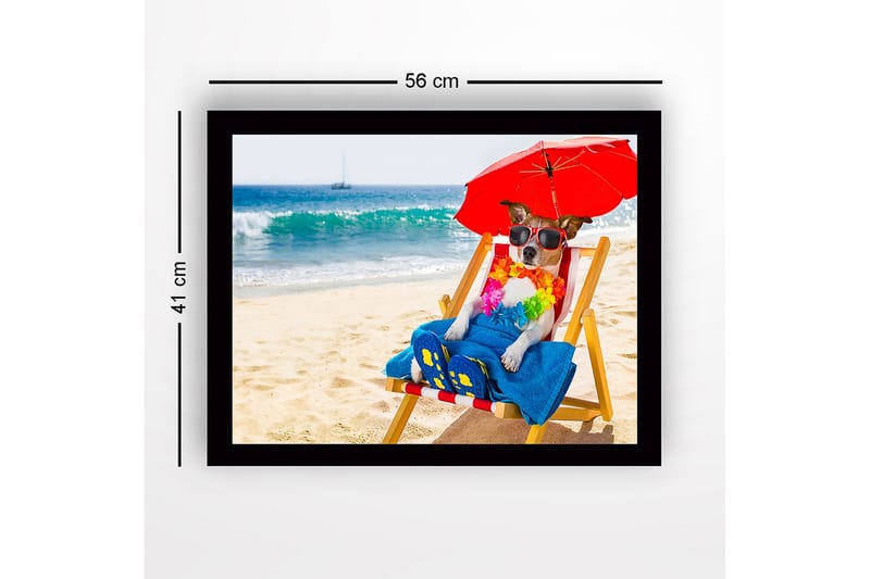 Innrammet lerretsbilde i tre - 41x56 cm - Hund slapper av på stranden i en solstol med solbriller og parasoll - Rød / Blå / Gul - Interiør - Maleri & posters - Lerretsbilder