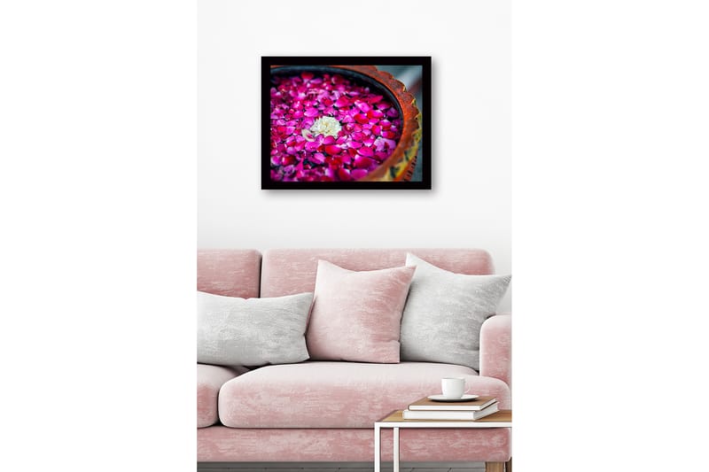 Innrammet lerretsbilde i tre - 41x56 cm - Hvit blomst omgitt av rosa roseblader i en bolle - Rosa / Hvit - Interiør - Maleri & posters - Lerretsbilder