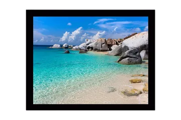 Innrammet lerretsbilde i tre - 41x56 cm - Klart blått hav med store steiner og sandstrand - Turkis / Hvit / Grå - Interiør - Maleri & posters - Lerretsbilder