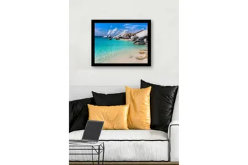 Innrammet lerretsbilde i tre - 41x56 cm - Klart blått hav med store steiner og sandstrand - Turkis / Hvit / Grå - Interiør - Maleri & posters - Lerretsbilder