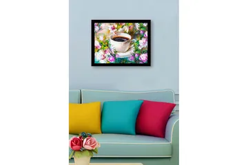 Innrammet lerretsbilde i tre - 41x56 cm - Kopp kaffe omgitt av fargerike blomster - Lilla / Grønn / Hvit - Interiør - Maleri & posters - Lerretsbilder