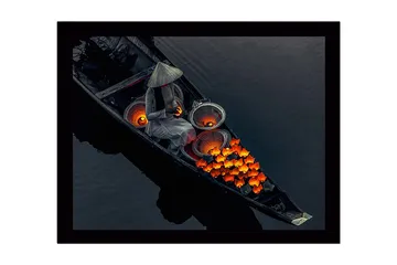 Innrammet lerretsbilde i tre - 41x56 cm - Kvinne i båt med lykter og blomster i sterke farger - Oransje / Svart / Grå - Interiør - Maleri & posters - Lerretsbilder