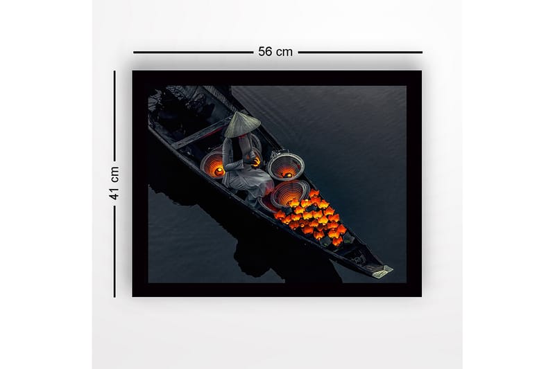 Innrammet lerretsbilde i tre - 41x56 cm - Kvinne i båt med lykter og blomster i sterke farger - Oransje / Svart / Grå - Interiør - Maleri & posters - Lerretsbilder