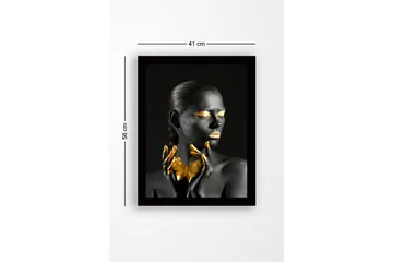 Innrammet lerretsbilde i tre - 41x56 cm - Kvinne kledd i svart med gulldetaljer og geometrisk form i hendene - Svart / Gull - Interiør - Maleri & posters - Lerretsbilder