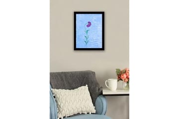 Innrammet lerretsbilde i tre - 41x56 cm - Lilla blomst med grønne blader på en lyseblå bakgrunn - Lilla / Grønn / Lyseblå - Interiør - Maleri & posters - Lerretsbilder