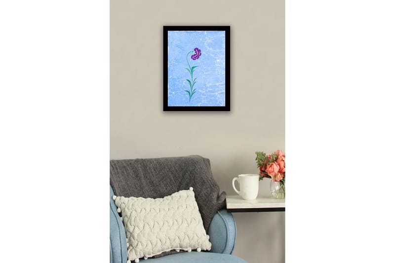 Innrammet lerretsbilde i tre - 41x56 cm - Lilla blomst med grønne blader på en lyseblå bakgrunn - Lilla / Grønn / Lyseblå - Interiør - Maleri & posters - Lerretsbilder