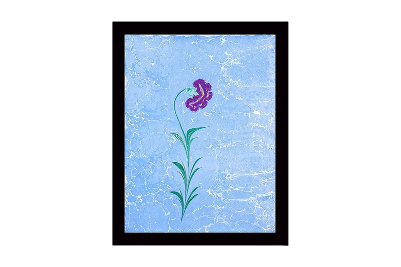 Innrammet lerretsbilde i tre - 41x56 cm - Lilla blomst med grønne blader på en lyseblå bakgrunn, Lilla / Grønn / Lyseblå