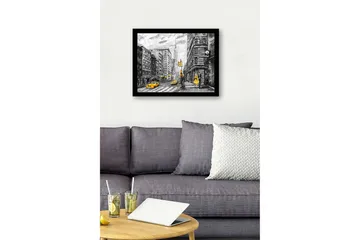 Innrammet lerretsbilde i tre - 41x56 cm - Livlig bybilde med en kvinne i gul kjole og gule drosjer - Gul / Svart / Grå - Interiør - Maleri & posters - Lerretsbilder