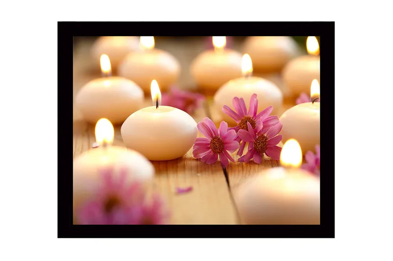 Innrammet lerretsbilde i tre - 41x56 cm - Lysende duftlys omgitt av blomster, Lys rosa / Hvit / Beige