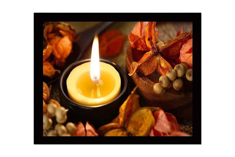 Innrammet lerretsbilde i tre - 41x56 cm - Lyslykt omgitt av tørkede blomster og frukt, Gull / Oransje / Brun