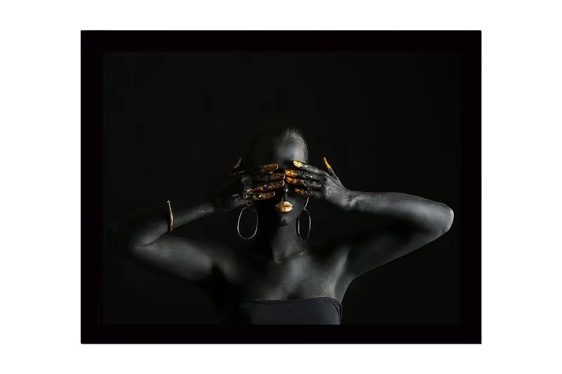 Innrammet lerretsbilde i tre - 41x56 cm - Mørk figur med gulldetaljer som dekker ansikt og hender, Svart / Gull