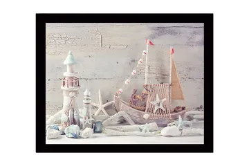 Innrammet lerretsbilde i tre - 41x56 cm - Maritim ro med båt og fyr i fokus - Lys blå / Hvit / Beige - Interiør - Maleri & posters - Lerretsbilder