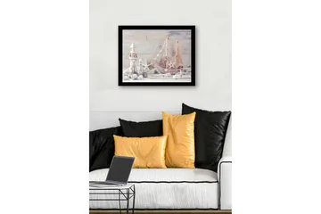 Innrammet lerretsbilde i tre - 41x56 cm - Maritim ro med båt og fyr i fokus - Lys blå / Hvit / Beige - Interiør - Maleri & posters - Lerretsbilder