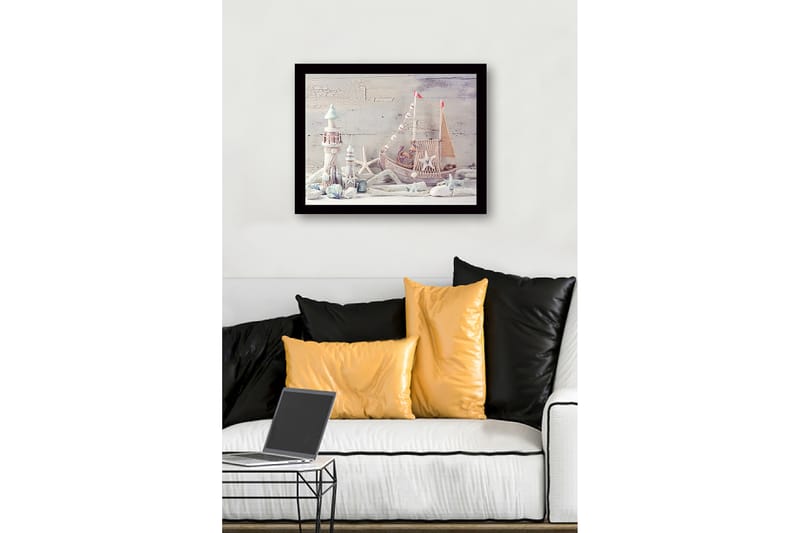 Innrammet lerretsbilde i tre - 41x56 cm - Maritim ro med båt og fyr i fokus - Lys blå / Hvit / Beige - Interiør - Maleri & posters - Lerretsbilder