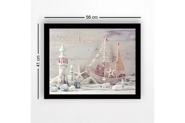 Innrammet lerretsbilde i tre - 41x56 cm - Maritim ro med båt og fyr i fokus - Lys blå / Hvit / Beige - Interiør - Maleri & posters - Lerretsbilder