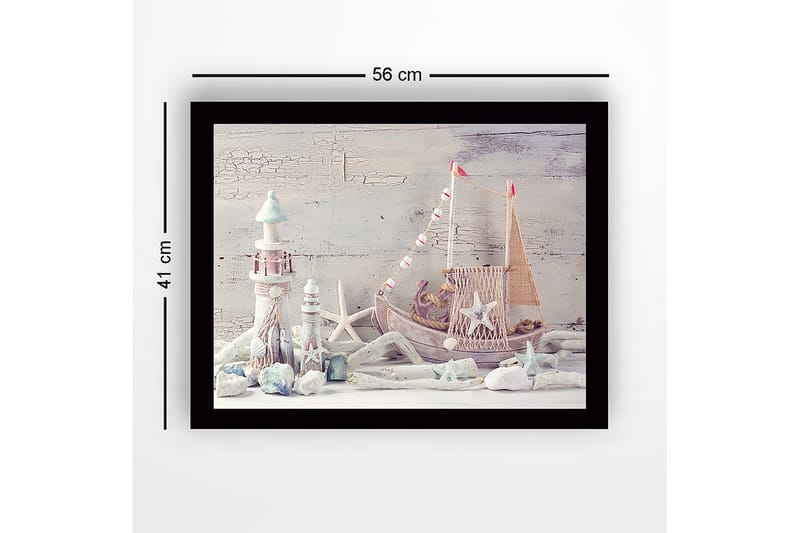 Innrammet lerretsbilde i tre - 41x56 cm - Maritim ro med båt og fyr i fokus - Lys blå / Hvit / Beige - Interiør - Maleri & posters - Lerretsbilder