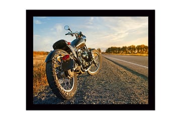 Innrammet lerretsbilde i tre - 41x56 cm - Motorsykkel i solnedgangens lys langs en øde vei - Svart / Oransje / Grå - Interiør - Maleri & posters - Lerretsbilder