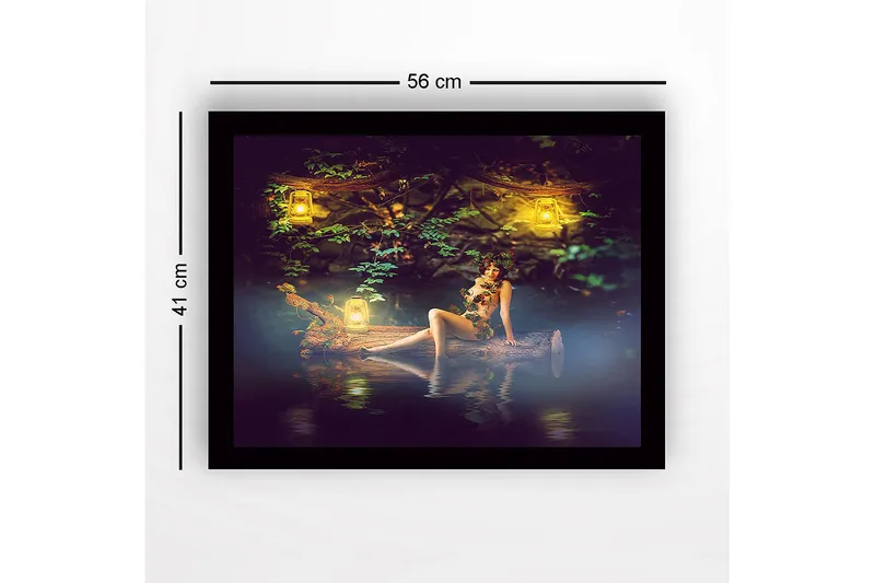 Innrammet lerretsbilde i tre - 41x56 cm - Mystisk kvinne omgitt av levende lys i naturskjønne omgivelser - Grønn / Gul / Brun - Interiør - Maleri & posters - Lerretsbilder