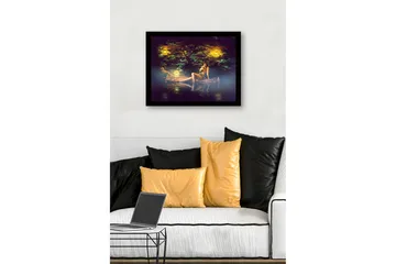 Innrammet lerretsbilde i tre - 41x56 cm - Mystisk kvinne omgitt av levende lys i naturskjønne omgivelser - Grønn / Gul / Brun - Interiør - Maleri & posters - Lerretsbilder