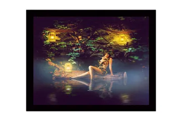 Innrammet lerretsbilde i tre - 41x56 cm - Mystisk kvinne omgitt av levende lys i naturskjønne omgivelser - Grønn / Gul / Brun - Interiør - Maleri & posters - Lerretsbilder