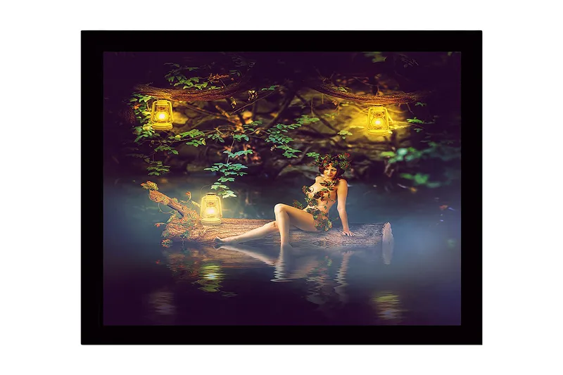 Innrammet lerretsbilde i tre - 41x56 cm - Mystisk kvinne omgitt av levende lys i naturskjønne omgivelser, Grønn / Gul / Brun