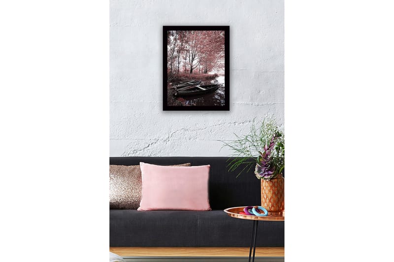 Innrammet lerretsbilde i tre - 41x56 cm - Ro ved en speilblank innsjø med båter og høstfarger - Rød / Svart / Grå - Interiør - Maleri & posters - Lerretsbilder