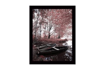 Innrammet lerretsbilde i tre - 41x56 cm - Ro ved en speilblank innsjø med båter og høstfarger - Rød / Svart / Grå - Interiør - Maleri & posters - Lerretsbilder