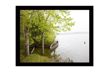 Innrammet lerretsbilde i tre - 41x56 cm - Ro ved innsjøen med båter og frodige trær - Grønn / Brun / Grå - Interiør - Maleri & posters - Lerretsbilder