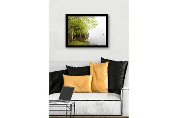 Innrammet lerretsbilde i tre - 41x56 cm - Ro ved innsjøen med båter og frodige trær - Grønn / Brun / Grå - Interiør - Maleri & posters - Lerretsbilder