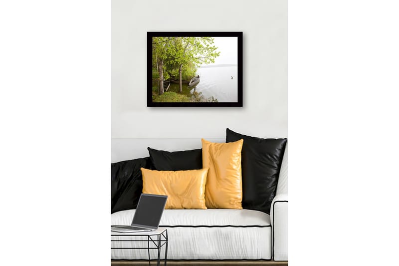 Innrammet lerretsbilde i tre - 41x56 cm - Ro ved innsjøen med båter og frodige trær - Grønn / Brun / Grå - Interiør - Maleri & posters - Lerretsbilder