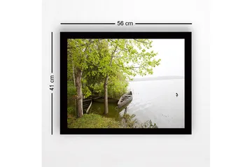 Innrammet lerretsbilde i tre - 41x56 cm - Ro ved innsjøen med båter og frodige trær - Grønn / Brun / Grå - Interiør - Maleri & posters - Lerretsbilder